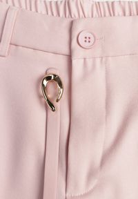 Renee - Różowe Szorty High Waist w Eleganckim Stylu z Cienkim Paskiem ze Sprzączką Rissarie. Stan: podwyższony. Kolor: różowy. Sezon: lato. Styl: elegancki #4