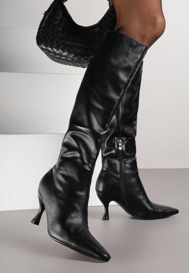 Born2be - Czarne Kozaki Vices na Kaczuszce z Marszczoną Cholewką Miozea. Okazja: na co dzień, do pracy, na spotkanie biznesowe. Kolor: czarny. Materiał: jeans. Szerokość cholewki: normalna. Obcas: na szpilce. Styl: casual, biznesowy, elegancki. Wysokość obcasa: średni