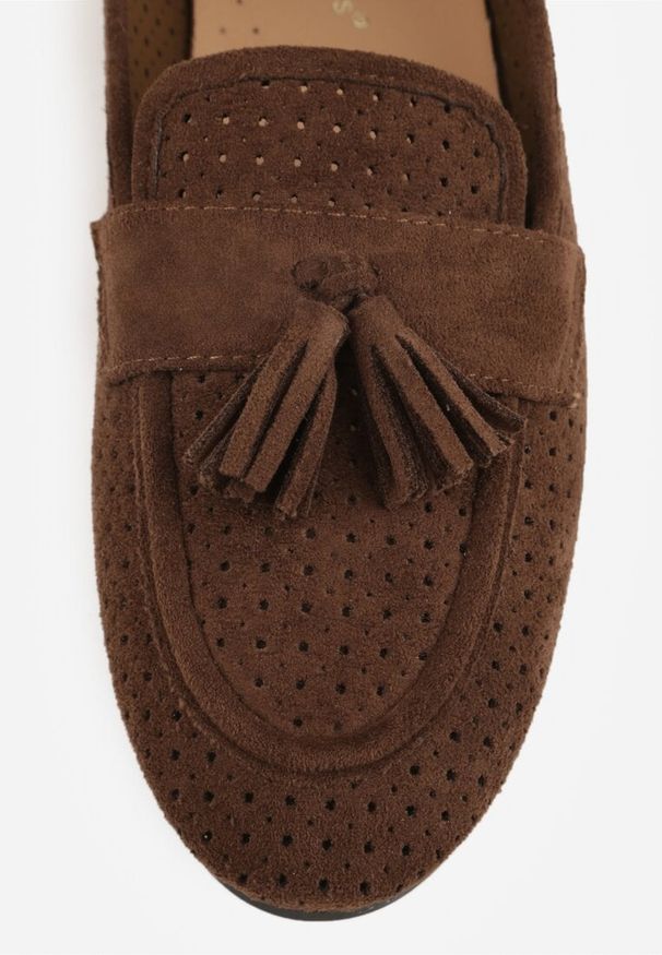 Renee - Brązowe Perforowane Mokasyny z Imitacji Zamszu Zdobione Frędzlami Vaeliane. Okazja: na co dzień. Kolor: brązowy. Materiał: zamsz. Wzór: aplikacja. Styl: casual, elegancki