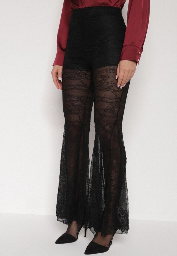 Born2be - Czarne Koronkowe Spodnie Dzwony z Wysokim Stanem Solifera. Okazja: na co dzień. Stan: podwyższony. Kolor: czarny. Materiał: koronka. Wzór: koronka. Styl: casual