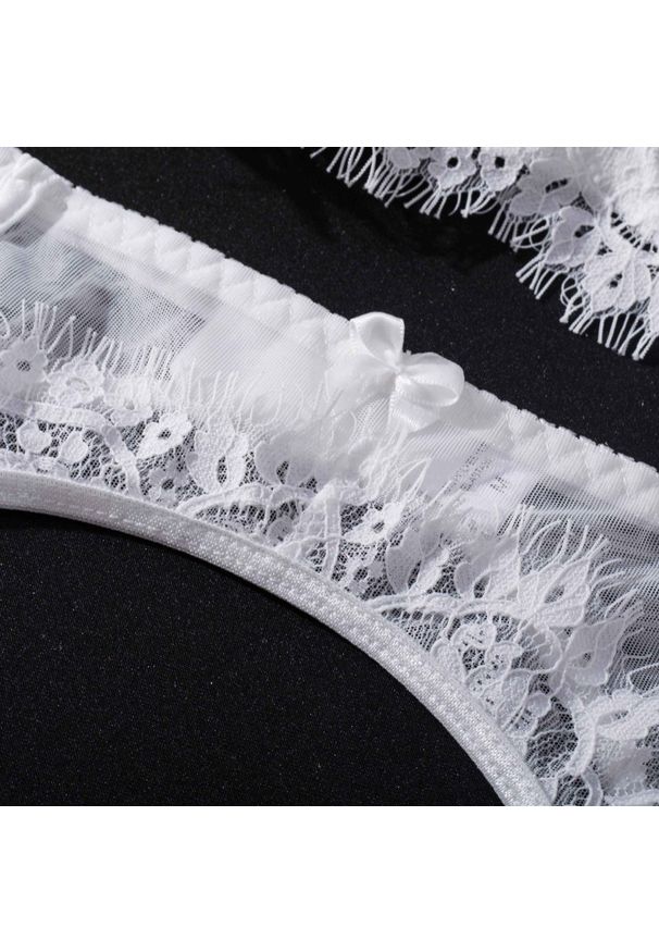 Intica - Komplet bielizny koronkowej z eleganckimi detalami Shaquana. Kolor: biały. Materiał: koronka. Wzór: koronka