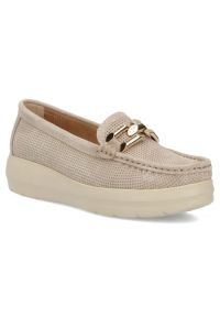 Skórzane mokasyny na koturnie beżowe Filippo DP7652. Kolor: beżowy. Materiał: skóra. Wzór: aplikacja. Obcas: na koturnie #1
