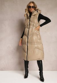 Renee - Beżowa Długa Kamizelka Pikowana z Kapturem Azalira. Typ kołnierza: kaptur. Kolor: beżowy. Długość: długie. Wzór: aplikacja. Styl: elegancki #3
