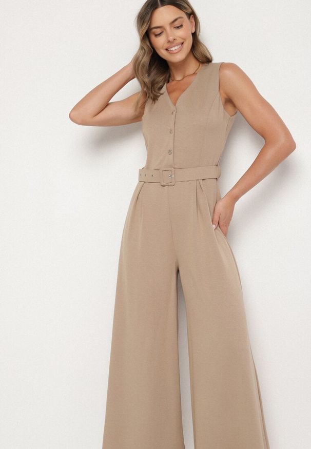 Born2be - Ciemnobeżowy Taliowany Kombinezon z Wiskozą Ozdobiony Paskiem Ralinelle. Okazja: na imprezę. Kolor: beżowy. Materiał: wiskoza. Wzór: aplikacja. Styl: klasyczny, elegancki