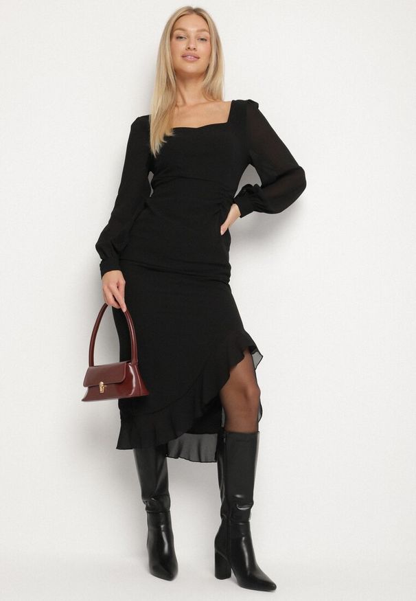 Born2be - Czarna Taliowana Sukienka VICES z Falbankami i Bufiastymi Rękawami Aruvita. Okazja: na ślub cywilny, na wesele. Typ kołnierza: kołnierz z falbankami. Kolor: czarny. Materiał: lakier. Typ sukienki: oversize. Styl: klasyczny