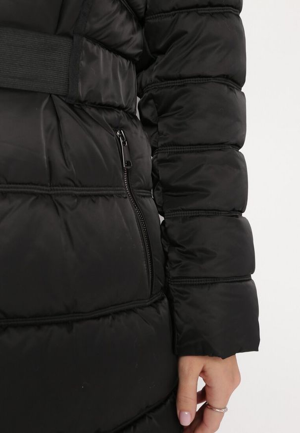 Born2be - Czarna Pikowana Kurtka z Odpinanym Kapturem i Elastycznym Paskiem Jeuna. Kolor: czarny. Sezon: zima