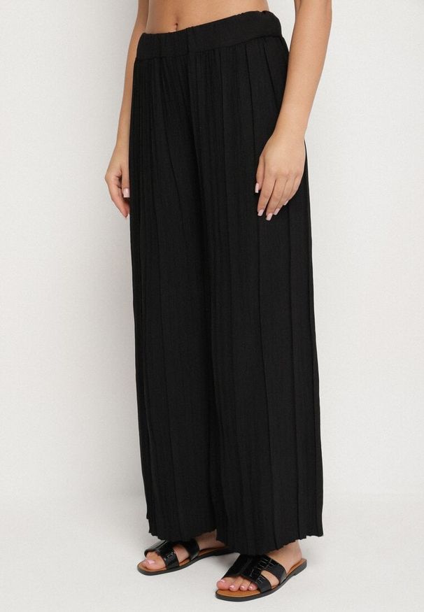 Born2be - Czarny Komplet Plisowany Bluzka z Wiązanym Paskiem i Szerokie Spodnie Gialla. Kolor: czarny