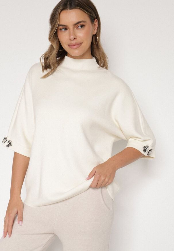 Born2be - Jasnobeżowy Sweter Ozdobiony na Rękawach Cyrkoniami Aletusa. Okazja: na co dzień. Kolor: beżowy. Materiał: jeans. Wzór: aplikacja. Styl: casual, elegancki