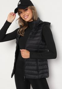 Born2be - Czarna Pikowana Kamizelka na Suwak z Kapturem Wykończona Sznurkami Isleria. Okazja: do pracy. Typ kołnierza: kaptur. Kolor: czarny. Materiał: jeans. Styl: elegancki #5