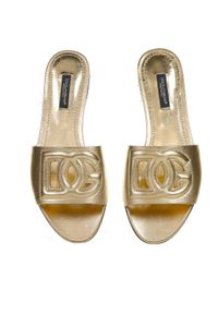 DOLCE & GABBANA - Złote klapki z wyciętym logo. Kolor: złoty