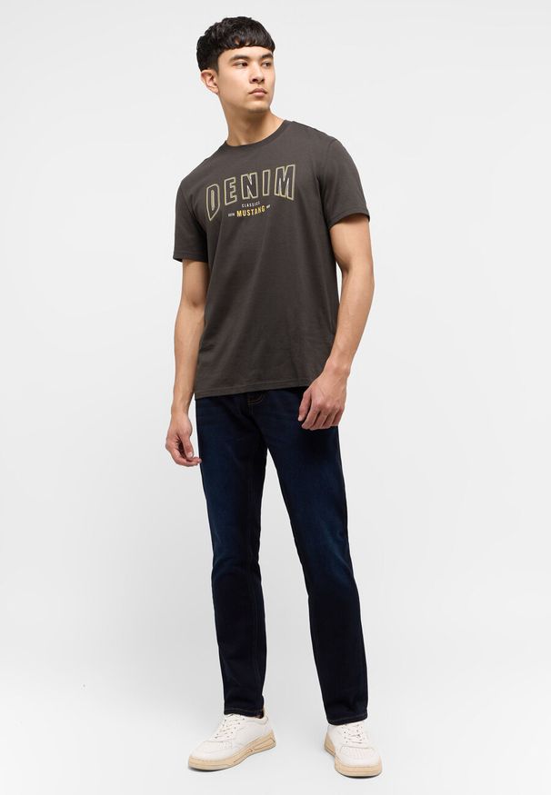 Mustang - MĘSKIE SPODNIE JEANSOWE MUSTANG OREGON SLIM K DENIM BLUE 1015547 5000 942. Okazja: na co dzień. Stan: obniżony. Sezon: zima. Styl: sportowy, elegancki, casual