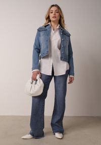 Born2be - Jasnoniebieska Jeansowa Kurtka z Przetarciami i Kieszeniami z Klapami Hazelle. Okazja: na co dzień. Kolor: niebieski. Materiał: jeans. Długość rękawa: długi rękaw. Długość: długie. Styl: klasyczny, casual #2