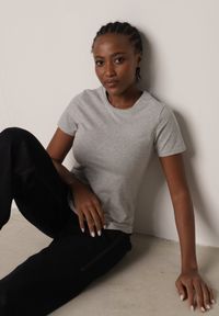 Born2be - Szary Bawełniany T-shirt w Klasycznym Stylu Nedila. Kolor: szary. Materiał: bawełna. Długość: długie. Styl: klasyczny #1