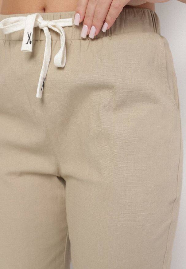 Born2be - Ciemnobeżowe Spodnie z Bawełny Ozdobione Sznurkami Fenarnia. Okazja: na spacer, na co dzień. Kolor: beżowy. Materiał: bawełna. Wzór: aplikacja. Styl: casual