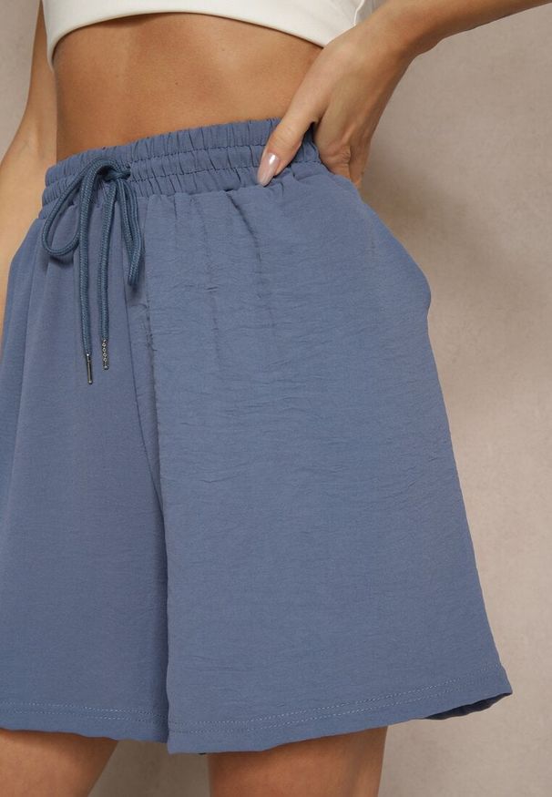 Renee - Granatowe Szorty z Wiskozą High Waist Puvione. Okazja: na co dzień. Stan: podwyższony. Kolor: niebieski. Materiał: wiskoza. Styl: casual