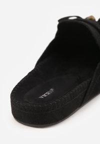 Born2be - Czarne Klapki VICES Typu Mule z Koralikami Frędzlami i Kokardą Dioleora. Okazja: na co dzień. Kolor: czarny. Wzór: aplikacja. Styl: casual, elegancki #9