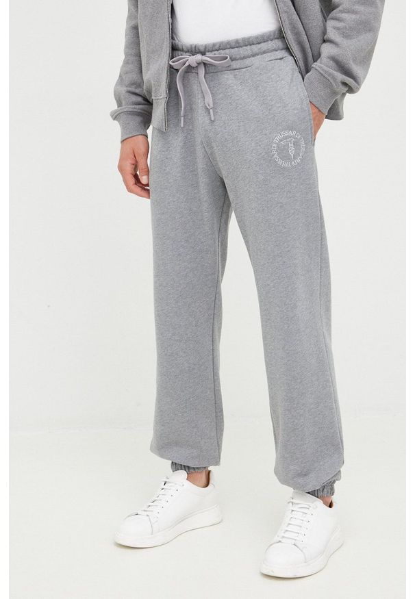 Trussardi Jeans - Trussardi spodnie bawełniane męskie kolor szary gładkie. Kolor: szary. Materiał: bawełna. Wzór: gładki