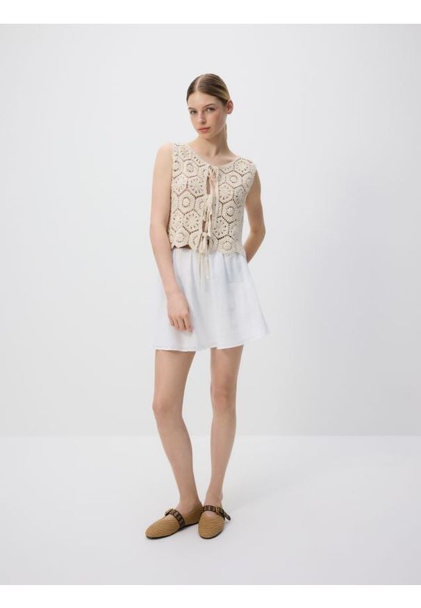 Reserved - Spódnica z paskiem - biały. Kolor: biały. Materiał: tkanina, bawełna, len