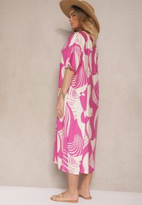 Renee - Fuksjowa Pudełkowa Sukienka w Abstrakcyjny Wzór z Dekoltem w Kształcie Litery V Sallinori. Typ kołnierza: dekolt w kształcie V. Kolekcja: plus size. Kolor: różowy. Długość rękawa: krótki rękaw. Typ sukienki: dla puszystych. Styl: elegancki #4