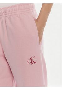 Calvin Klein Jeans Spodnie dresowe Moologo LV047B235G Różowy Regular Fit. Kolor: różowy. Materiał: bawełna #3