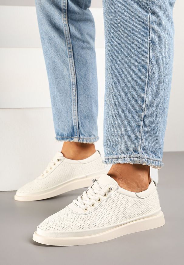 Renee - Beżowe Sneakersy Skórzane z Perforacją i Ozdobą Neorielina. Okazja: na co dzień. Kolor: beżowy. Materiał: skóra. Wzór: aplikacja