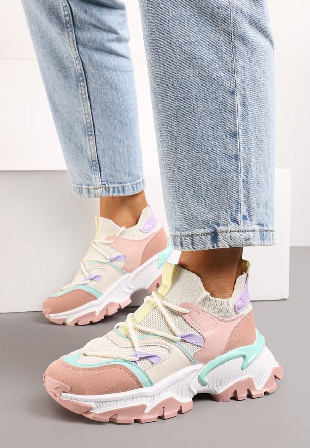 Renee - Różowe Sneakersy w Skarpetkowym Stylu z Elastycznym Wiązaniem i Tłoczoną Podeszwą Ielene. Okazja: na co dzień. Zapięcie: bez zapięcia. Kolor: różowy. Materiał: jeans, skóra. Obcas: na obcasie. Wysokość obcasa: średni