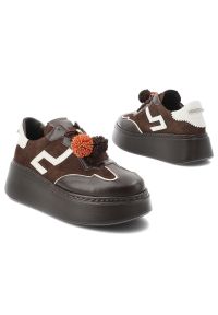 Sneakersy damskie Karino, ze skóry naturalnej licowej z zamszowymi panelami i kontrastowymi wstawkami na boku wiązanie na grubszych sznurowadłach, br. Okazja: na co dzień. Kolor: brązowy. Materiał: zamsz, skóra. Wzór: aplikacja. Obcas: na platformie. Styl: casual #8