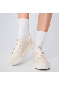 Wittchen - Damskie sneakersy na platformie jasny beż. Okazja: na co dzień. Nosek buta: okrągły. Kolor: beżowy. Materiał: materiał. Obcas: na platformie #6