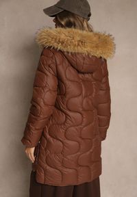 Renee - Brązowa Pikowana Kurtka z Kapturem z Futerkowym Zdobieniem Olinedia. Okazja: na co dzień. Typ kołnierza: kaptur. Kolor: brązowy. Materiał: jeans, futro, poliester. Wzór: aplikacja. Sezon: zima. Styl: casual #4