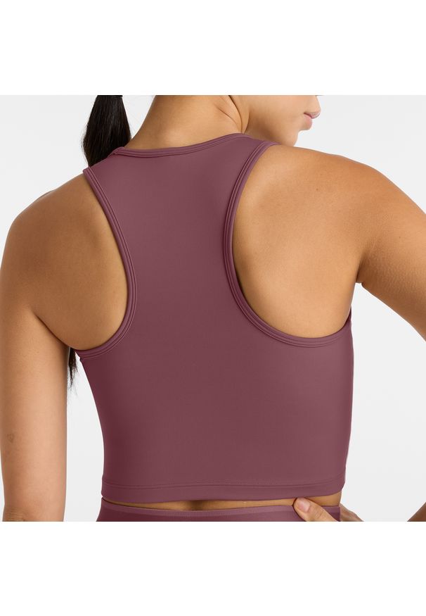 Koszulka damska New Balance WT51156FDP – bordowa. Kolor: czerwony. Materiał: poliester, tkanina. Wzór: aplikacja. Sport: fitness