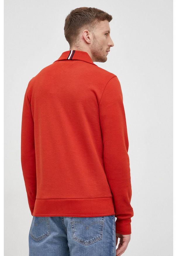 TOMMY HILFIGER - Tommy Hilfiger bluza męska kolor czerwony gładka. Okazja: na co dzień. Kolor: czerwony. Materiał: dzianina. Wzór: gładki. Styl: casual