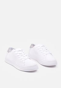Born2be - Białe Płaskie Tenisówki ze Sznurowaniami Wabolia. Nosek buta: okrągły. Zapięcie: sznurówki. Kolor: biały. Materiał: materiał