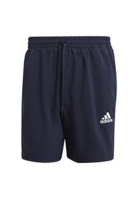 Adidas - Krótki adidas Aeroready Essentials Chelsea Linear Logo. Kolor: biały, niebieski, wielokolorowy. Długość: krótkie. Sport: fitness