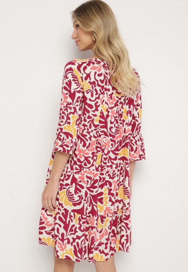 Born2be - Żółto-Bordowa Wiskozowa Rozkloszowana Sukienka z Abstrakcyjnym Wzorem Liracalia. Okazja: na co dzień. Kolor: żółty. Materiał: wiskoza. Styl: casual, elegancki