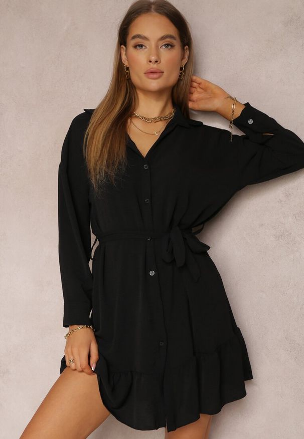 Renee - Czarna Sukienka Koszulowa z Falbanką i Wiązanym Paskiem Neitra. Okazja: na co dzień, do pracy, na imprezę. Kolor: czarny. Materiał: materiał, tkanina. Długość rękawa: długi rękaw. Wzór: gładki, jednolity. Typ sukienki: koszulowe. Styl: klasyczny, casual, elegancki. Długość: mini