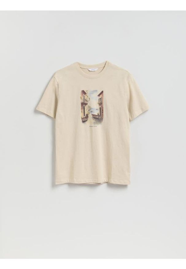 Reserved - T-shirt regular z nadrukiem - beżowy. Kolor: beżowy. Materiał: bawełna, dzianina. Wzór: nadruk