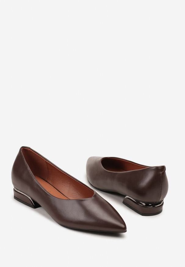 Born2be - Brązowe Czółenka Vices ze Skórzaną Wkładką Zdobione Metaliczną Aplikacją Daisse. Okazja: na co dzień, na spotkanie biznesowe, na ślub cywilny, do pracy, na wesele. Kolor: brązowy. Materiał: skóra. Wzór: aplikacja. Obcas: na obcasie. Styl: glamour, biznesowy, casual, klasyczny, wizytowy. Wysokość obcasa: niski