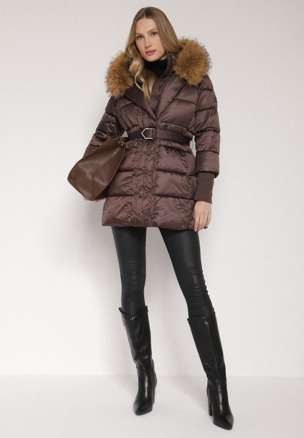 Born2be - Brązowa Kurtka z Pikowanymi Przeszyciami Paskiem i Kapturem z Futrem Lidanessa. Okazja: na co dzień. Kolor: brązowy. Materiał: futro. Styl: casual