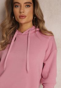 Renee - Różowa Bluza Długa z Kapturem Posetrius. Okazja: do pracy, na spotkanie biznesowe, na co dzień, na spacer. Typ kołnierza: kaptur. Kolor: różowy. Materiał: jeans, polar. Długość rękawa: długi rękaw. Długość: długie. Styl: sportowy, casual, elegancki, biznesowy #4
