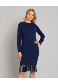 CESARE PACIOTTI - Niebieska sukienka z aplikacją. Kolor: niebieski. Materiał: materiał. Długość rękawa: długi rękaw. Wzór: aplikacja. Typ sukienki: dopasowane. Styl: elegancki. Długość: midi #1