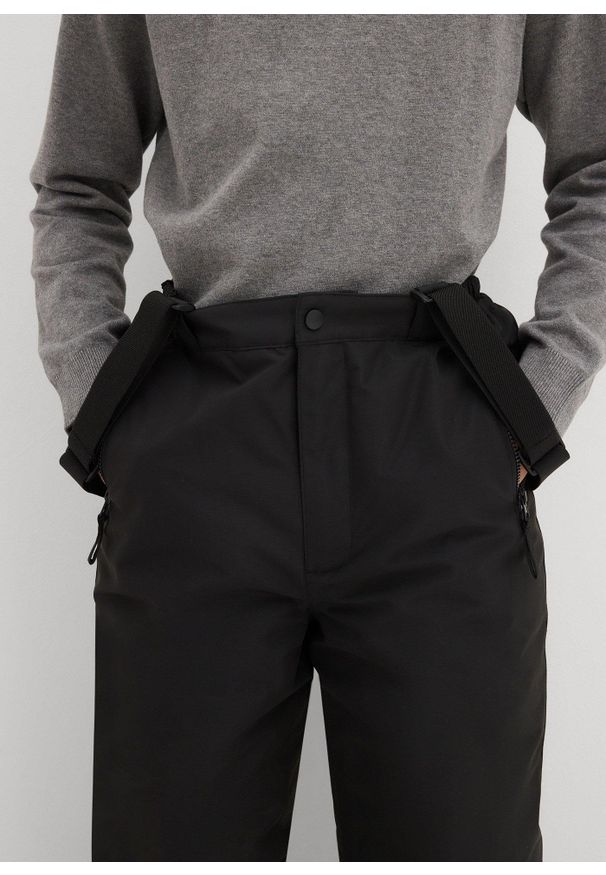 bonprix - Wodoodporne spodnie hydrofobowe na szelkach, z ciepłą podszewką. Kolor: czarny. Materiał: materiał