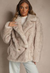 Renee - Beżowa Oversizowa Kurtka Futerko o Dwurzędowym Kroju Asonella. Okazja: na randkę, na co dzień. Typ kołnierza: golf. Kolor: beżowy. Materiał: futro. Wzór: aplikacja. Styl: casual #5