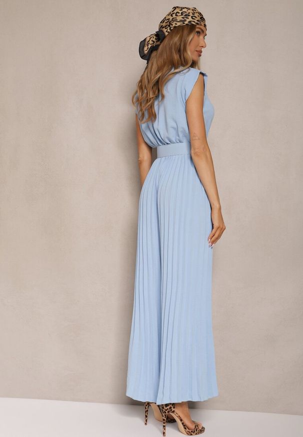 Renee - Jasnoniebieski Kopertowy Kombinezon Wide Leg Zdobiony Plisami i Paskiem z Klamrą Salirella. Okazja: na wesele, na imprezę, na ślub cywilny. Kolor: niebieski. Wzór: aplikacja. Styl: elegancki
