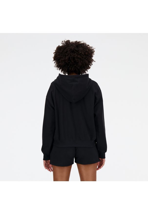 Bluza damska New Balance WJ41501BK – czarna. Okazja: na co dzień. Typ kołnierza: kaptur. Kolor: czarny. Materiał: materiał, dresówka, prążkowany, poliester, bawełna. Wzór: ze splotem. Styl: casual, klasyczny