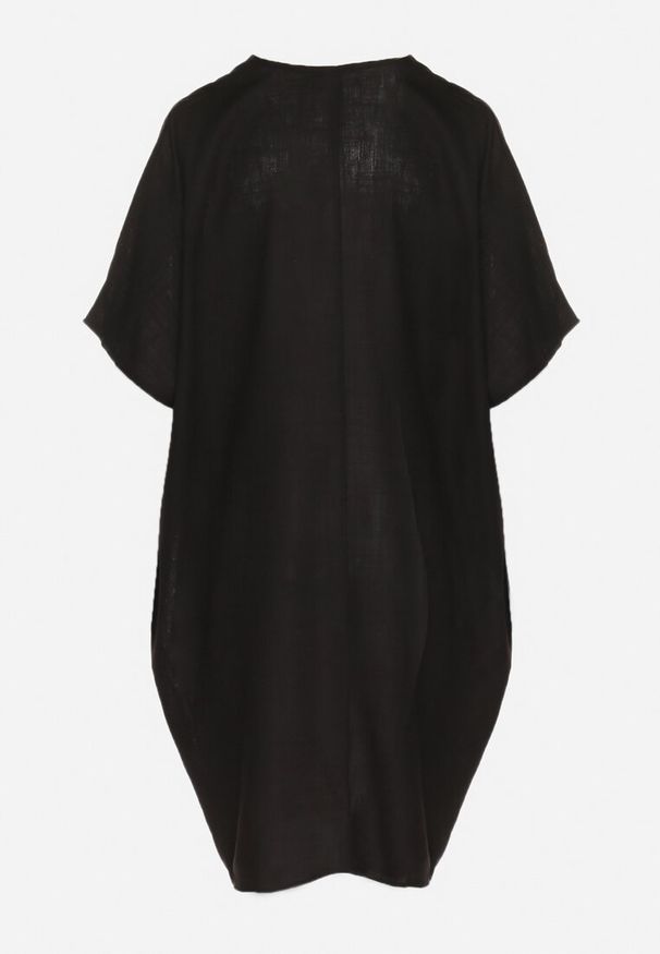 Born2be - Czarna Bawełniana Sukienka o Pudełkowym Kroju z Dekoltem w Serek Vikonia. Okazja: na co dzień. Typ kołnierza: dekolt w serek. Kolekcja: plus size. Kolor: czarny. Materiał: bawełna. Typ sukienki: proste, dla puszystych. Styl: wizytowy, elegancki, casual