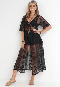 Born2be - Czarna Haftowana Narzutka z Siateczki z Krótkim Rękawem i Sznurkiem w Talii Cateia. Kolor: czarny. Długość rękawa: krótki rękaw. Długość: krótkie. Wzór: haft. Styl: boho, wakacyjny #1