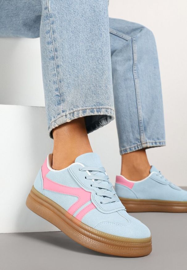 Renee - Jasnoniebieskie Sneakersy Klasyczne Tenisówki Zdobione Przeszyciami Alatira. Okazja: na co dzień. Kolor: niebieski. Materiał: jeans. Wzór: aplikacja