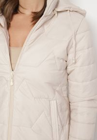 Born2be - Ciemnobeżowa Pikowana Kurtka z Odpinanym Kapturem Noridi. Okazja: na co dzień. Kolor: beżowy. Materiał: jeans. Styl: klasyczny, casual, elegancki #3