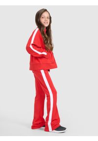 4f - 4F Spodnie dresowe z rozszerzanymi nogawkami dziewczęce - czerwone 146 (10-11 lat). Okazja: na co dzień. Kolor: czerwony. Materiał: dresówka. Wzór: gładki, ze splotem. Sezon: lato. Styl: młodzieżowy, elegancki, casual, klasyczny, sportowy #1