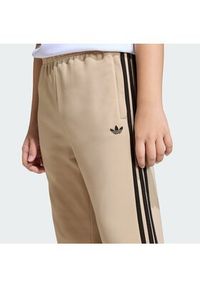 Adidas - adidas Spodnie dresowe adicolor SST KE2864 Beżowy Regular Fit. Kolor: beżowy. Materiał: syntetyk #2